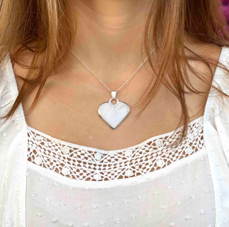 Global Crafts Corazon Blanco white heart necklace