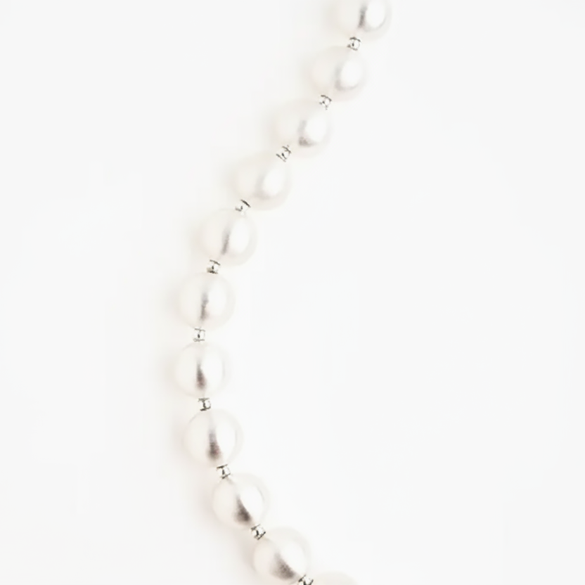 En Vogue Ball Necklace in Silver