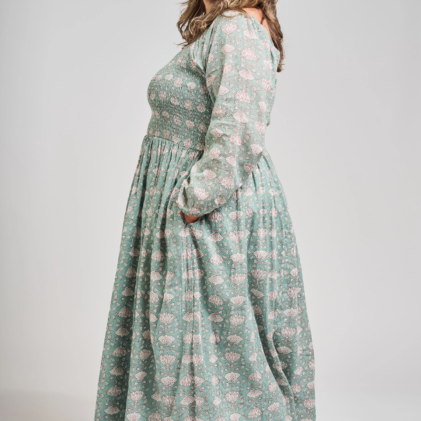 Hailee_Smocked_Plus_Size_Midi_Dress Side